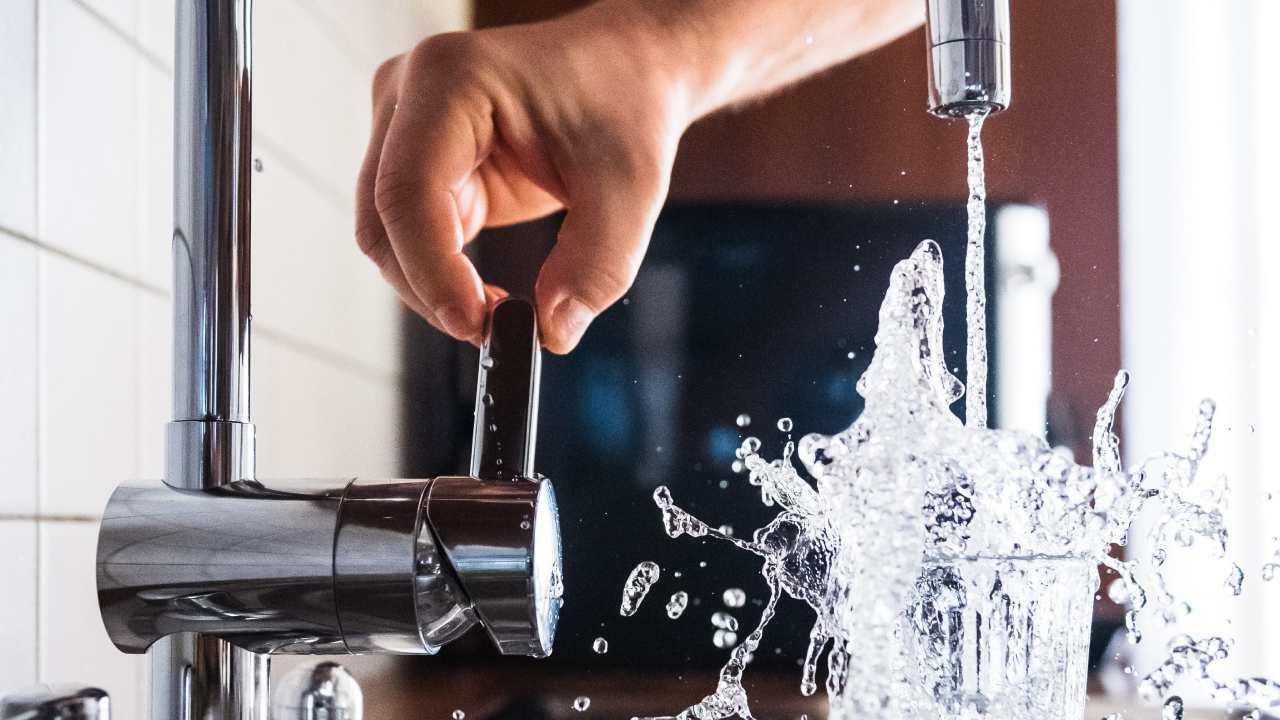 Apa de la robinet are un gust rău. Ce sa fac? 13 De ce aparatul de aer conditionat scoate un miros urat?