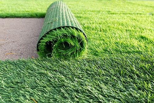 7 Lucruri de luat în considerare înainte de a obține iarbă artificială 3 artificial grass being rolled out
