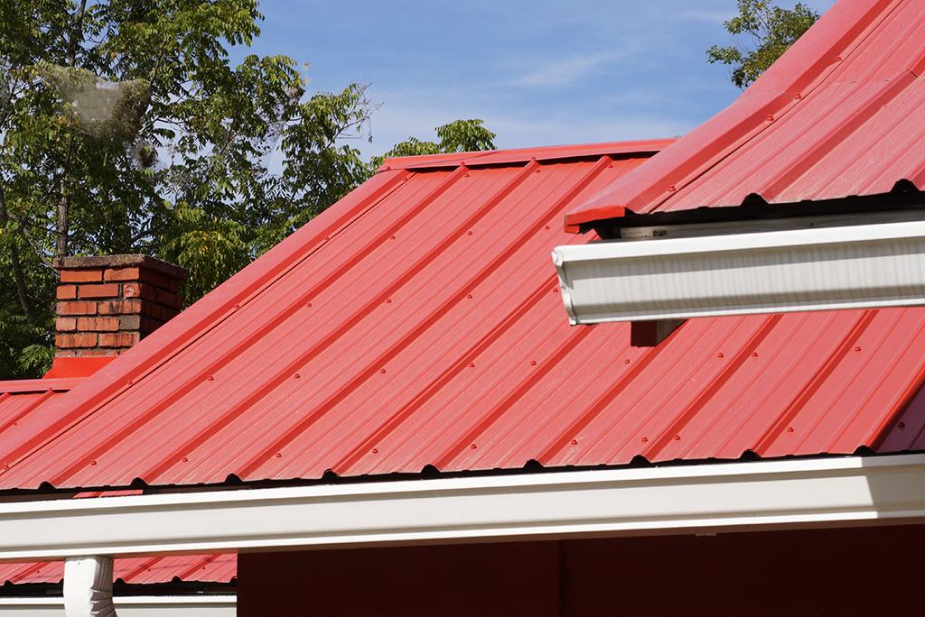 7 Motive pentru a lua în considerare acoperișurile metalice pentru casă 3 red metal roof