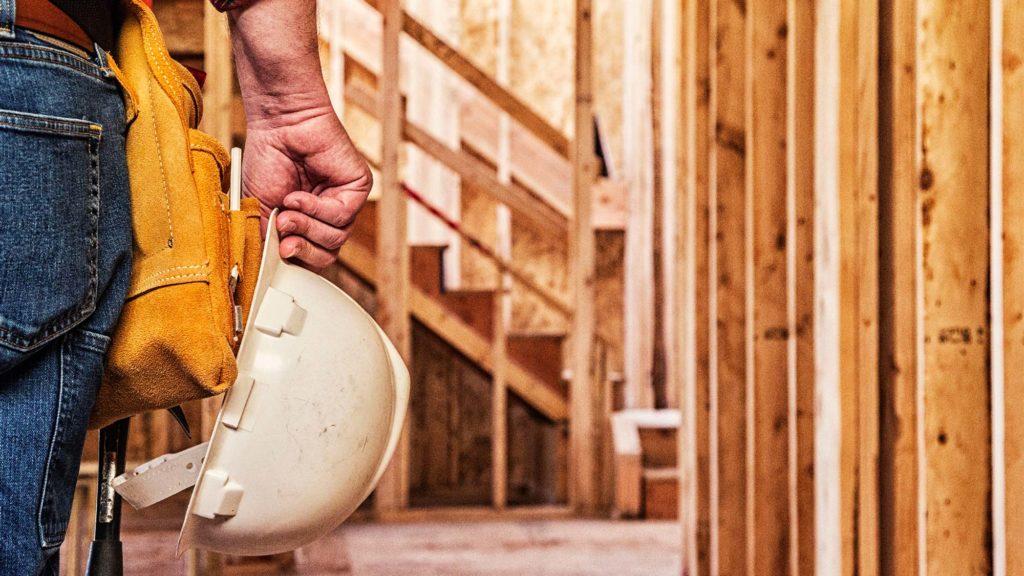 Când să apelați la un constructor de locuințe profesionist 3 home contractor hat